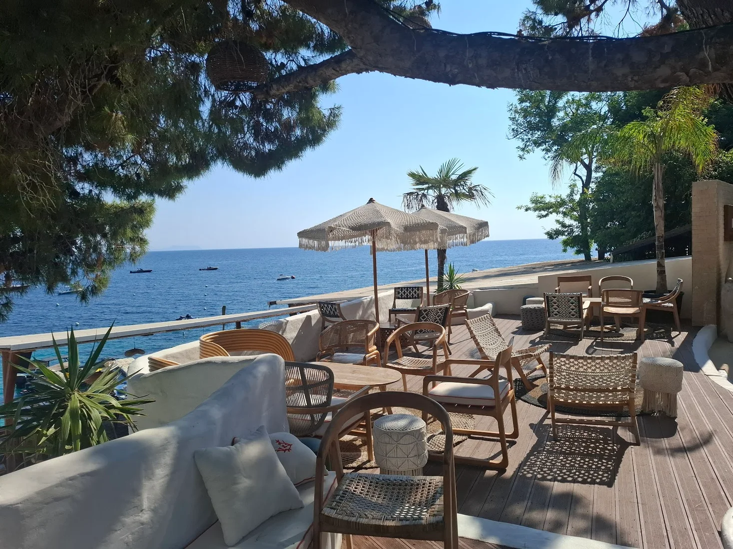 The seaside terrace at Luciano overlooking Dhërmi Beach