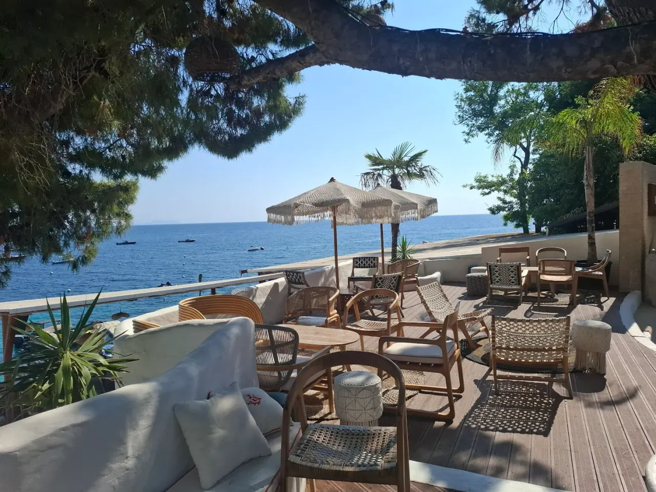 The seaside terrace at Luciano overlooking Dhërmi Beach